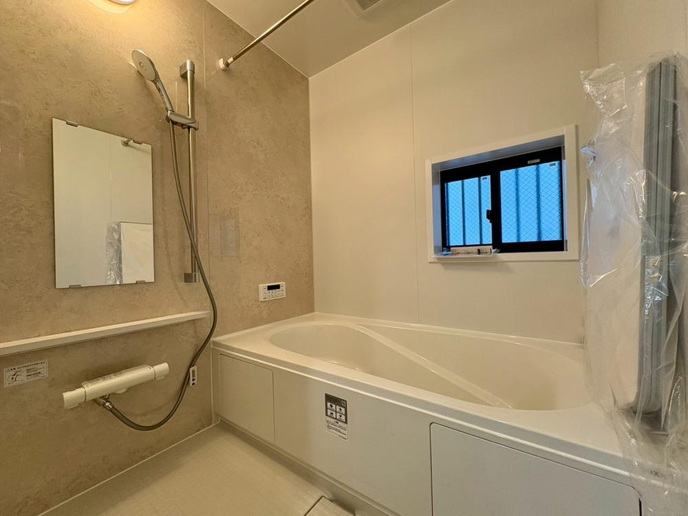 【Heartfull Town】東大和南街７期の浴室|清潔を保ちやすいシステムバス。汚れにくく拭き取りやすい素材と構造で、お手入れが簡単。いつでも気持ちよく使える快適なバスタイムを実現します。