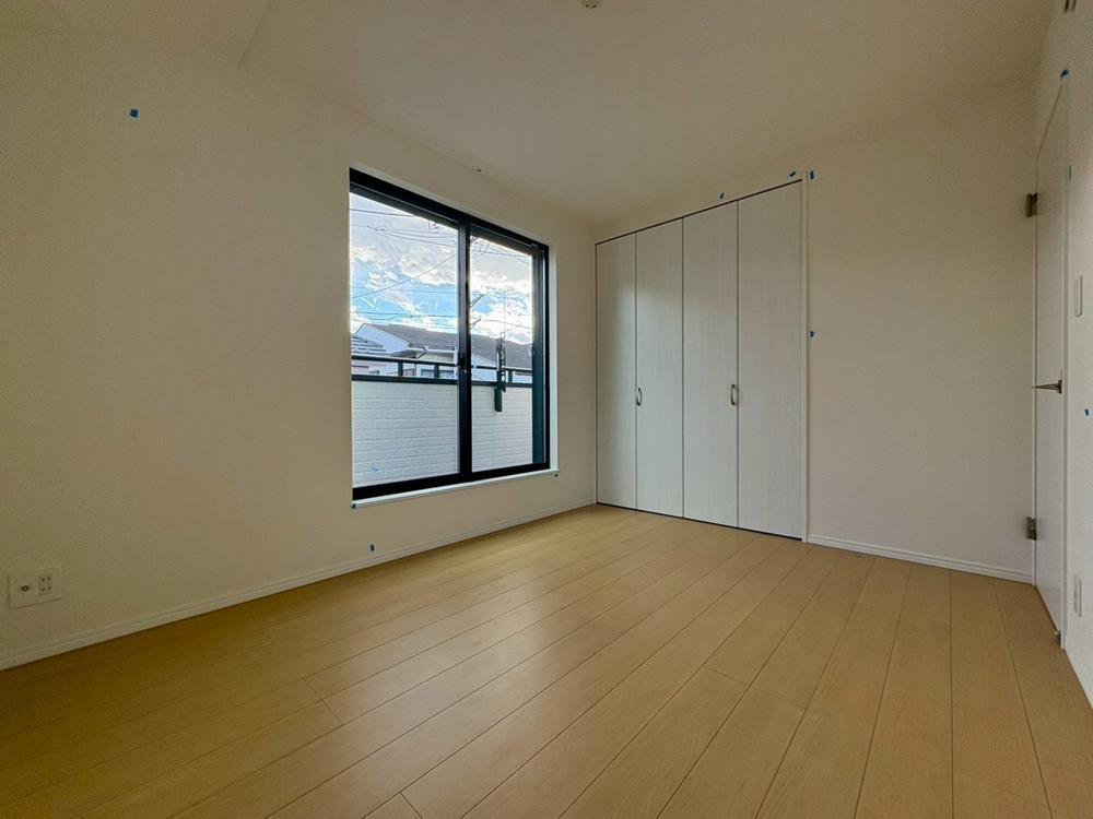 【Heartfull Town】東大和南街７期の洋室|収納豊富な居室は、すっきり片づき広々とした空間に。物が少ないことで空気の流れが良くなり、冷暖房効率もアップ。快適で心地よい暮らしをサポートします。