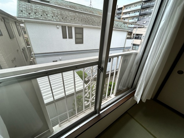 武蔵野市中町３丁目のアパートのバルコニー