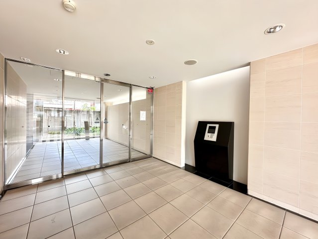 プラウド藤が丘のエントランス