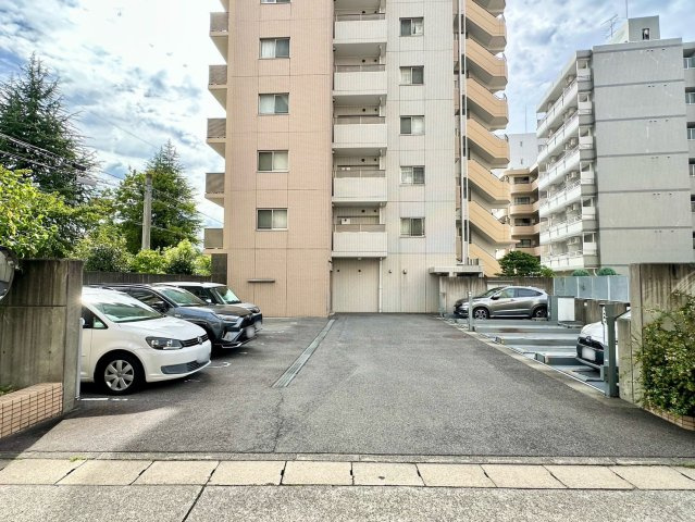 プラウド藤が丘の駐車場