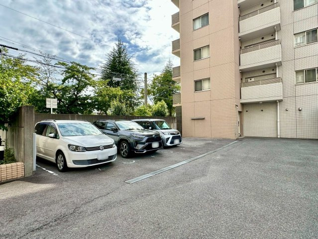 プラウド藤が丘の駐車場