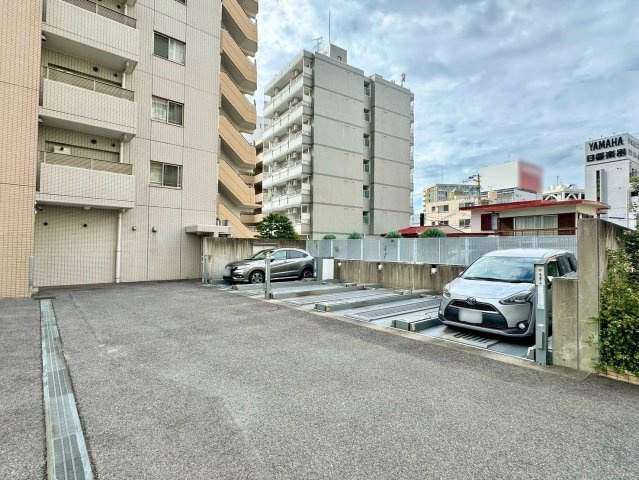 プラウド藤が丘の駐車場