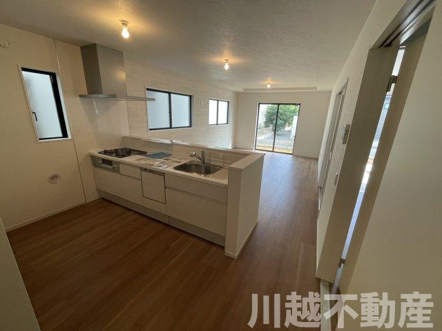 小・中学校もスーパーもコンビニも徒歩圏内のその他|店舗前駐車場はのぼりが目印です