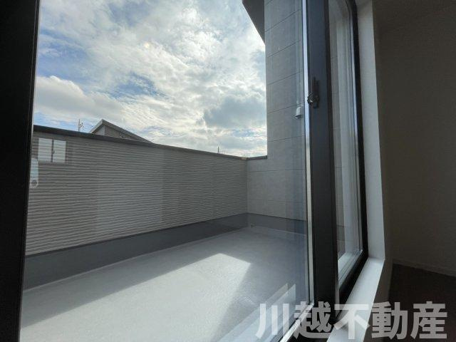 小・中学校もスーパーもコンビニも徒歩圏内のバルコニー|チャイルドシートご用意しています