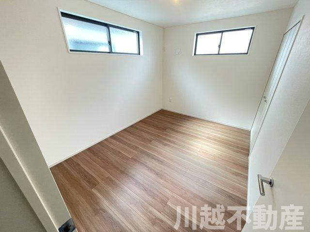 小・中学校もスーパーもコンビニも徒歩圏内の洋室|不動産売却相談賜ります