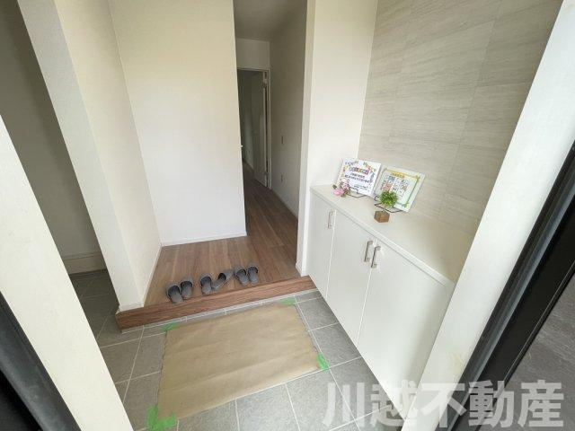 小・中学校もスーパーもコンビニも徒歩圏内の玄関|オシャレな店舗でゆっくりとお過ごしください