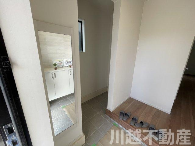 小・中学校もスーパーもコンビニも徒歩圏内の玄関|店舗前駐車場はのぼりが目印です