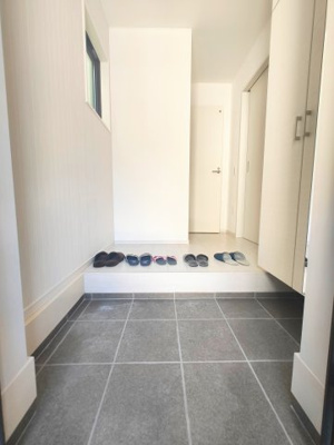 【玄関】 | 名古屋市千種区小松町1期　新築戸建 | キャンペーン対象物件です♪詳細は弊社ホームページもしくはスタッフまでお気軽にお問合せ下さいませ♪ お役に立てる自信があります♪