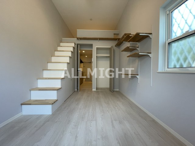 川崎市麻生区多摩美１丁目のアパートの居間・リビング