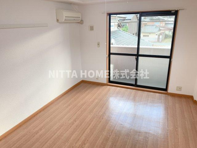 エスポワール・楯森の居間・リビング|9.1帖の洋室は寝室スペースにもGOOD◆