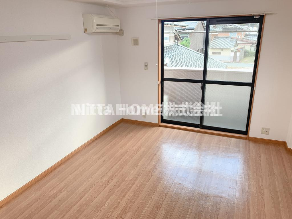 エスポワール・楯森の居間・リビング|９．１帖の洋室に南向きのバルコニー付き◇