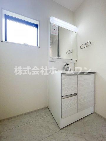 青梅長淵第4 新築戸建の独立洗面台|朝の支度にも助かる、独立の洗髪洗面化粧台