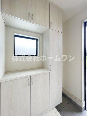 青梅長淵第4 新築戸建の玄関|収納もある玄関です