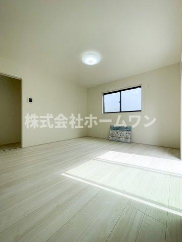 青梅長淵第4 新築戸建の居間・リビング|ゆったりとしたリビングです