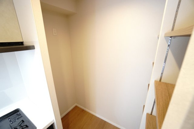 【キッチン】 | 【上質リノベ】古江西町パークマンション | 【キッチンルーム】
今回のキッチンは、パントリー＆冷蔵庫専用スペース。
大抵の大型サイズの冷蔵庫まで入る横幅86cm！
また、パントリー部分には、高さや段数調節が可能な
フリーラックを採用しました！