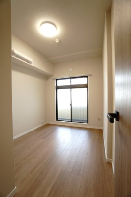 【洋室】 | 【上質リノベ】古江西町パークマンション | 【洋室約5.3帖】
心と体をゆったりと安らげる主寝室。
寝室のゆとりが大きい分だけ、
暮らしの安らぎは深まります。
一日の疲れを癒すだけでなく、
ご夫婦の親密な語らいを紡ぎ出します。