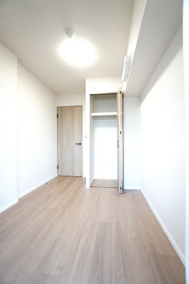 【洋室】 | 【上質リノベ】古江西町パークマンション | 【洋室約5.3帖】
どんな家具や敷物でも部屋に馴染みやすく、
コーディネートがし易そうですね。
配置も柔軟に対応できるので身の回りの整理もし易い！
自分好みの空間に出来そうですね！