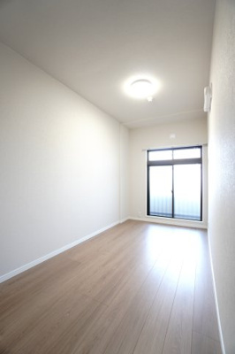 【洋室】 | 【上質リノベ】古江西町パークマンション | 【洋室約4.2帖】
居室にはクローゼットを完備。
自由度の高い家具の配置が叶うシンプルな空間です。
お子様の成長と人数と共に必要になる
子供部屋にもぴったりの間取りですね。