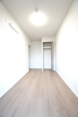 【洋室】 | 【上質リノベ】古江西町パークマンション | 【洋室約4.2帖】
こども部屋をコーディネート！このぐらいの広さがあれば、 
お子さんの好きな色やモチーフを使ったコーディネートで、
勉強もお片付けも全部楽しいお気に入りの空間にしていけそうですね！