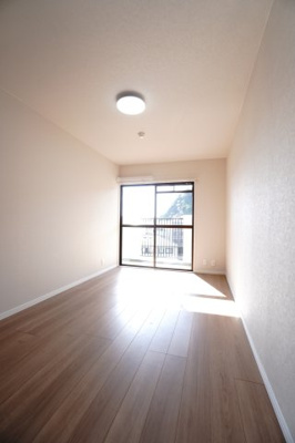 【洋室】 | 【上質リノベ】古江西町パークマンション | 【洋室約5.5帖】
在宅勤務・リモートワークの書斎や、
趣味やくつろぎのスペースとしても。
家族と一緒に楽しい時間を過ごす中にも、
一人でくつろげる時間と場所は特に良いですね。