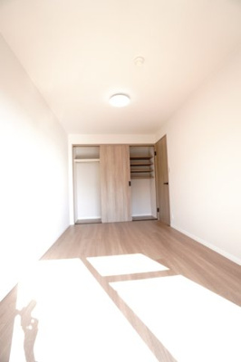 【洋室】 | 【上質リノベ】古江西町パークマンション | 【洋室約5.5帖】
将来、家族構成が変わった時等、第2子供部屋としても活用できそうですね！
勿論、エアコンの先行配管もしてあるので、壁付けのエアコン設置OKです！
快適な居室環境で過ごせそうです！