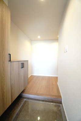 【玄関】 | 【上質リノベ】古江西町パークマンション | 【玄関ホール】
人を迎え入れる最初の場所だからこそ、
清潔感があり纏まった空間にして頂ける様に
大型のシューズBOX。
照明はオートライト。消し忘れや
出入りが暗くならなく済みます！
