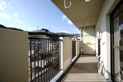 【バルコニー】 | 【上質リノベ】古江西町パークマンション | 【バルコニー】
リビング全面が接するワイドバルコニー。
前面の建物が邪魔することなくよく陽が当たり、お洗濯物もすぐ乾きそう！
この位の広さがあると、エアコン室外機を置いても十分なスペースを保てます。