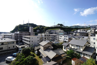【展望】 | 【上質リノベ】古江西町パークマンション | 【四季を感じる】
四季の移ろい・爽やかな青空や風を感じられ
自然を愉しめるパノラマビュー。
毎日の暮らしに余裕を感じさせてくれる、
遮る物の無い開放的な眺望を是非、ご堪能ください。