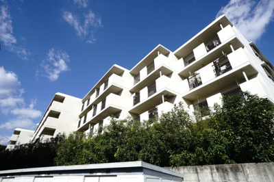 【外観】 | 【上質リノベ】古江西町パークマンション | 【耐震性】
耐震性の高さを判断するポイントは、
建築確認申請日が1981年6月1日以降の
新耐震基準に適合しているかどうか。
震度６程度の大地震でも
建物が崩壊しないレベルが基準になりました。