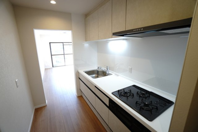 【キッチン】 | 【上質リノベ】古江西町パークマンション | 【キッチンルーム】
独立型キッチンのメリットは、人目を気にせずに調理に集中できます！
来客時に手元や調理場を見られることなく調理ができ、
隣接するリビングやダイニングまで油や煙が広がりにくくなります。