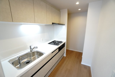 【キッチン】 | 【上質リノベ】古江西町パークマンション | ☆キッチンの特徴☆
・クリナップ社製
・アクリストンワークトップ
・浄水器一体型ハンドシャワー水栓
・一度に5人分食器洗い乾燥機は後付け可能
・フラットスリムレンジフード
・換気扇幕板が他の面材と同色