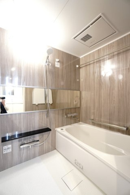 【浴室】 | 【上質リノベ】古江西町パークマンション | 【バスルーム】
TOTO社製RWシリーズは
「ゆるリラ浴槽」「カラリ床」で独自の技術によりバスタイムを
よりよく演出してくれます！
更に、浴室暖房乾燥機が標準設備！
お手入れが楽なシステムバスです。
