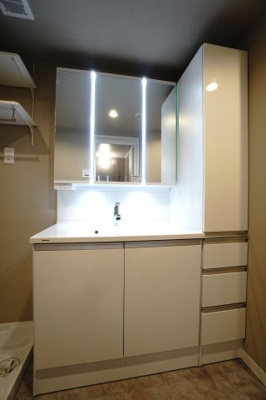 【独立洗面台】 | 【上質リノベ】古江西町パークマンション | 【コスメカウンター】
Panasonic社製！
場所を選ばず設置できるスリムタイプ
清潔と快適と美しさを備えた充実機能＆シンプルで、
手間いらずのライフアップ・ドレッサーとなっています。