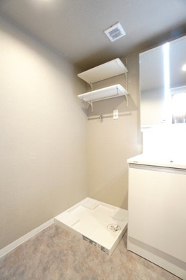 【独立洗面台】 | 【上質リノベ】古江西町パークマンション | 【パウダールーム】
嬉しい、タオル掛け付きの2段可動式のリネンラック。
しかも装着が楽なワンタッチ式の給水栓！
洗濯機置場はドラム式の洗濯機も入るサイズですが、
お手持ちのサイズが入るか要確認です！