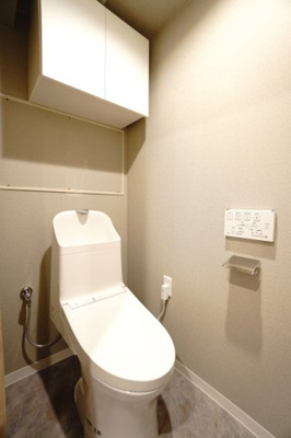 【トイレ】 | 【上質リノベ】古江西町パークマンション | 【レストルーム】
TOTO社製！
きれいをまもるせいけつトイレ！
お掃除はサッとひとふきで完了！
少ない水で、汚れをしっかり洗い流します。
手洗い機能付きでもしもの時も慌てない！
キャビネット付。