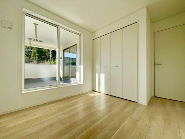 フローリング材には、木目、色調など木材特有の風合いがあり、ナチュラルな美しさになっています。