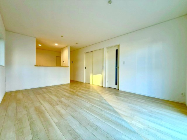 フローリング材には、木目、色調など木材特有の風合いがあり、ナチュラルな美しさになっています。