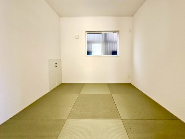 フローリング材には、木目、色調など木材特有の風合いがあり、ナチュラルな美しさになっています。