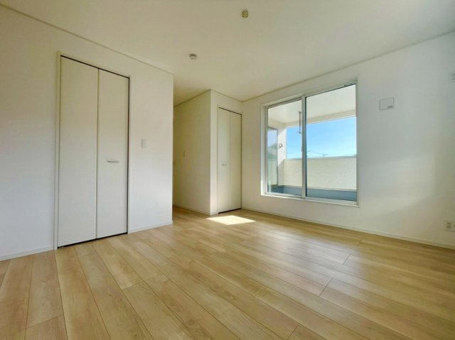 フローリング材には、木目、色調など木材特有の風合いがあり、ナチュラルな美しさになっています。