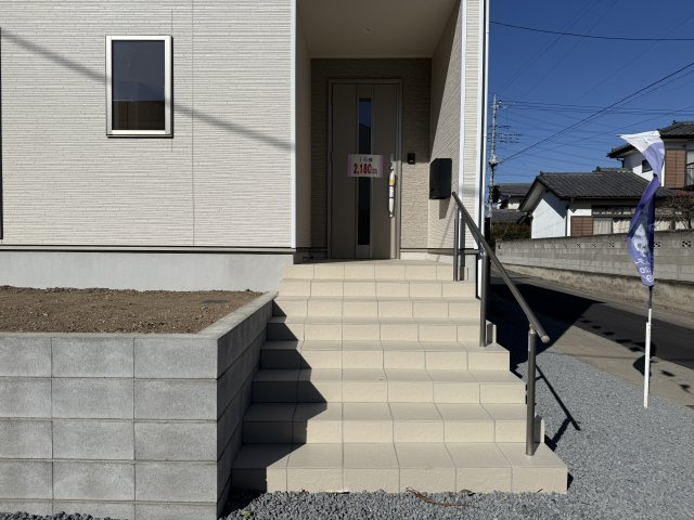 クレイドルガーデン高崎市箕郷町下芝第８　１号棟の玄関|玄関にも収納をご用意しています。