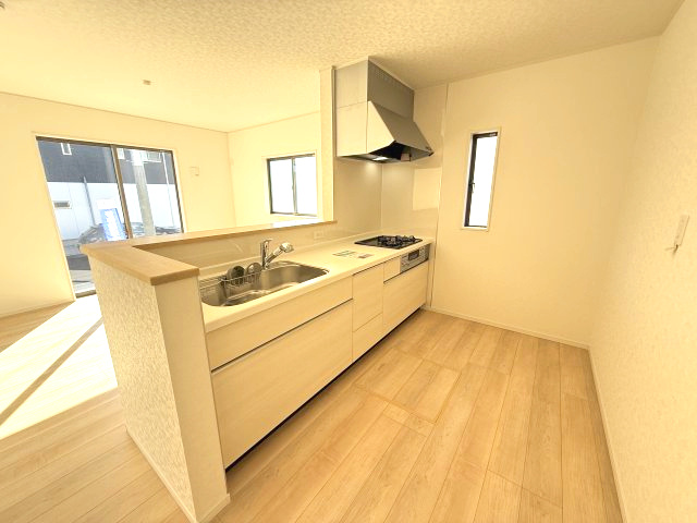 クレイドルガーデン高崎市箕郷町下芝第８　１号棟のキッチン|人気のカウンターキッチン採用です☆
コンロも３口ご用意しています！調理スペースも広くストレスなくお料理できます。
浄水器つきなので美味しいお水も飲めますよ♪