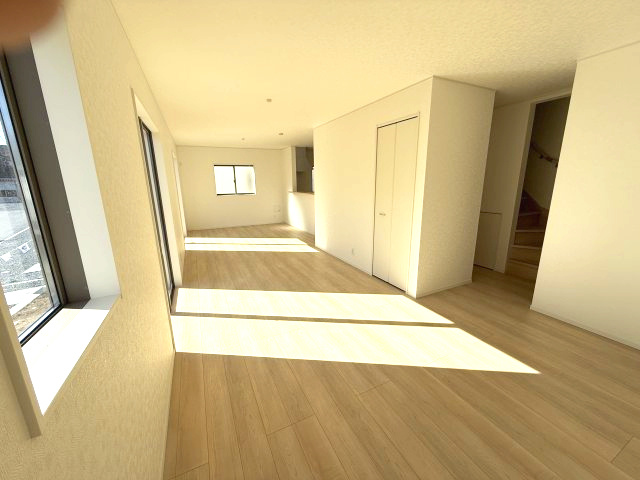 クレイドルガーデン高崎市箕郷町下芝第８　１号棟の居間・リビング|２２．５帖の広々リビング♪人気の対面式キッチンを配した空間はお好みの家具も合わせやすく、家族がくつろぐ快適な空間造りをサポート。窓からは明るい陽光が差し込みます。