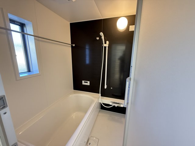 クレイドルガーデン高崎市箕郷町下芝第８　１号棟の浴室|１坪タイプのフルオートバスです！
足を延ばして入れる広さなので一日の疲れも癒されますよ♪
室内物干しや浴室乾燥機もあるのでお天気の悪い日にはランドリースペースとしてもご利用できます！