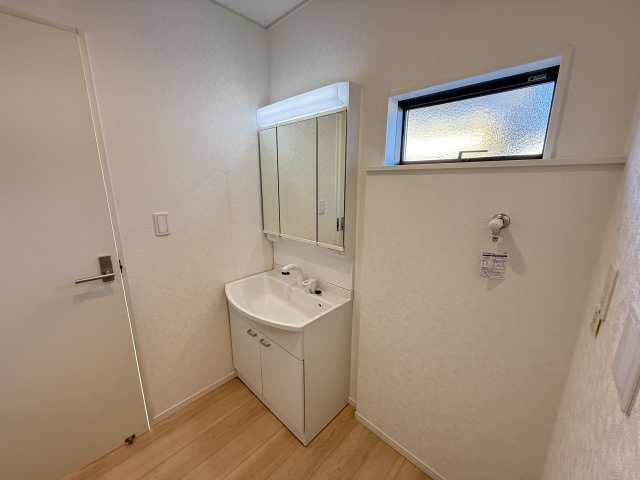 クレイドルガーデン高崎市箕郷町下芝第８　１号棟の独立洗面台|シャワー水栓付き洗面台で朝の身支度もバッチリです！
洗面台には収納スペースもあり洗面室もすっきり片付きますよ！