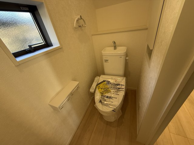 クレイドルガーデン高崎市箕郷町下芝第８　１号棟のトイレ|1階トイレです。清潔感のある白を基調としています。
温水洗浄・便座暖房機能の付いた快適なトイレです☆