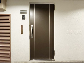 【その他共用部分】 | ダブルロック式の玄関ドアが皆様をお出迎え。お部屋のセキュリティの観点からも、うれしい設備ですね。玄関の色もシックで良い感じです。～即日のご見学可能～　お問合せはお気軽にどうぞ。