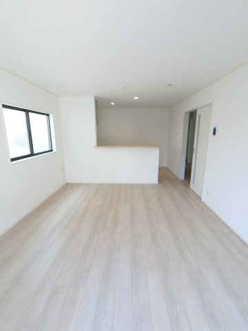 佐賀市神野西　第７　2号棟の居間・リビング|リビングのお子さんに目配りできる対面式カウンターキッチンを採用。