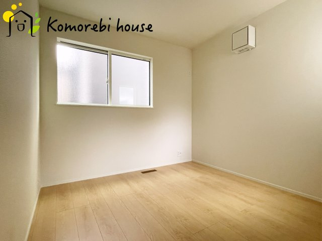 さいたま市大宮区堀の内町2丁目　第1期　新築一戸建て　リナージュ　01の洋室|明るい光が差し込む洋室は、寝室・子ども部屋・ワークスペースなど多用途に使える自由度の高い空間。家具の配置もしやすく、暮らしに合わせて柔軟に活用できます。