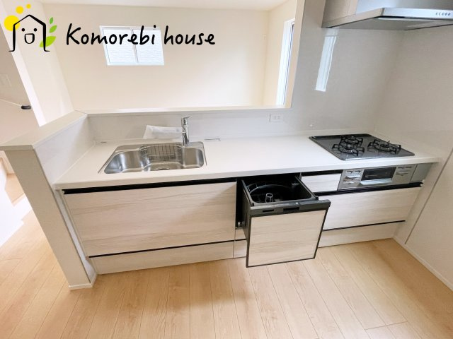 さいたま市大宮区堀の内町2丁目　第1期　新築一戸建て　リナージュ　01のキッチン|食洗機や浄水器を備えた多機能キッチン。広がりある空間で、家族と会話を楽しみながら料理ができるカウンターキッチンです。